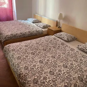 Large 3 Bedroom Family With Balcony Apartamento